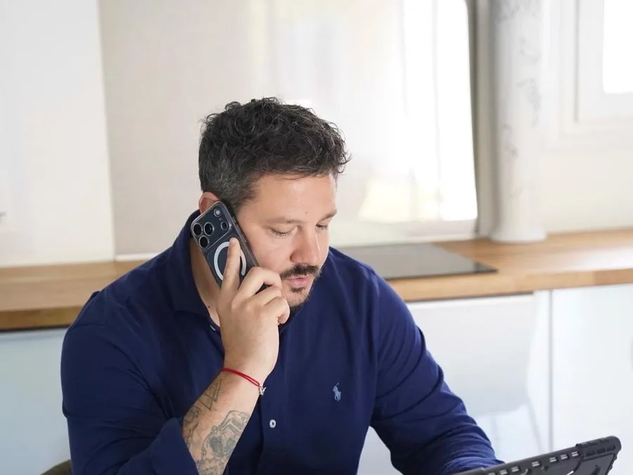 Maxime Busseron au téléphone, en train de planifier une intervention